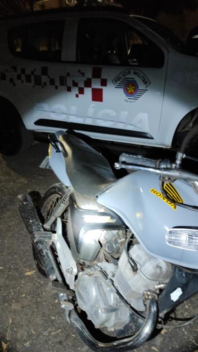 Foto 2 de 2 — Jovem é preso após fuga com motocicleta furtada e adulterada; houve perseguição